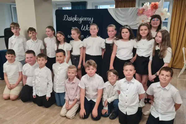 Uczniowie klasy 3a uczcili Dzień Mamy i Taty wzruszającym występem