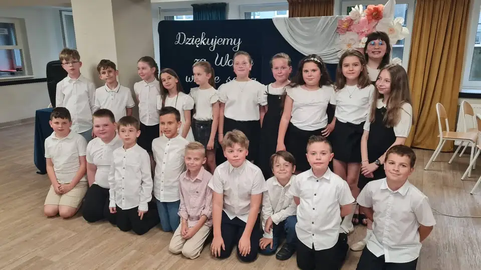 Uczniowie klasy 3a uczcili Dzień Mamy i Taty wzruszającym występem
