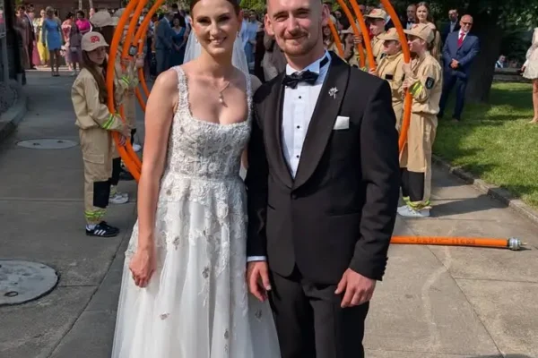 Strażackie wesele w Słupi pod Kępnem – druh Kuba i druhna Patrycja powiedzieli sobie „tak”