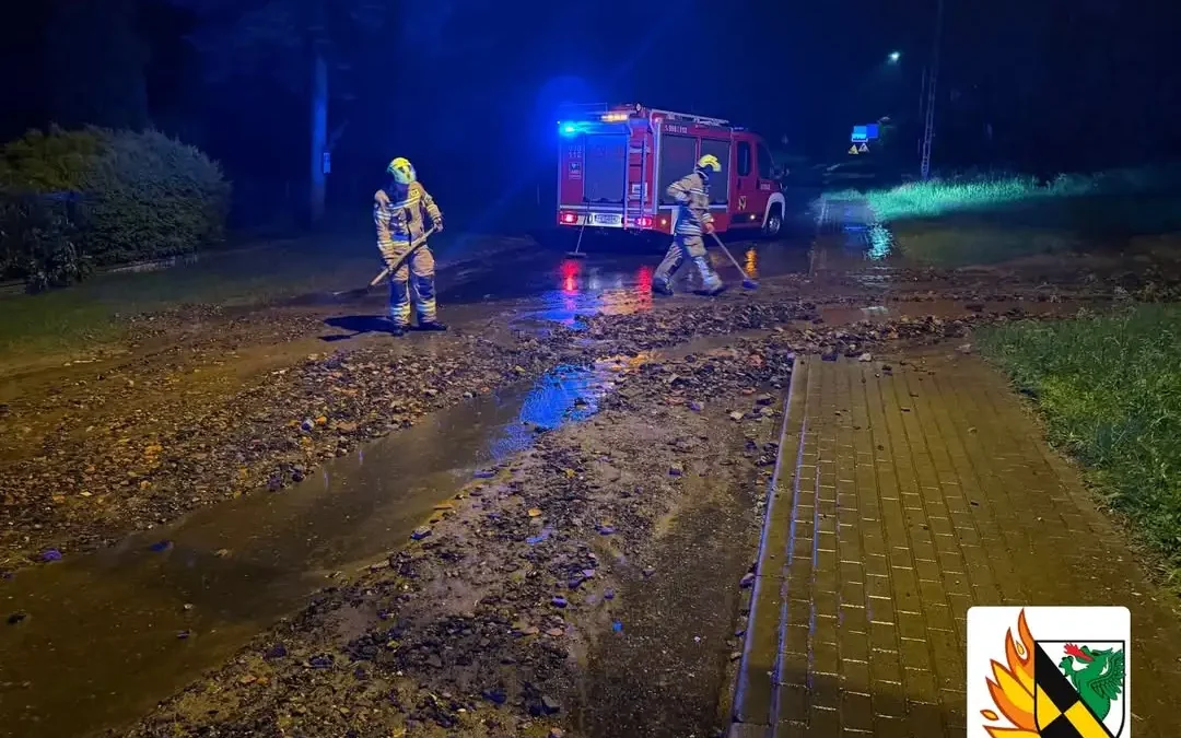 Nocna interwencja strażaków w Koźle Wielkiej – wymyte kamienie na jezdni