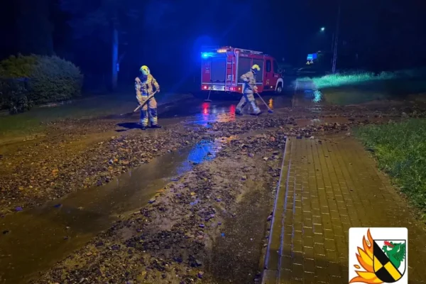 Nocna interwencja strażaków w Koźle Wielkiej – wymyte kamienie na jezdni