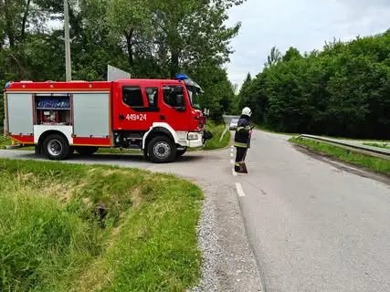 Strażacy z powiatu jasielskiego usuwali skutki burzy – zalana stacja i zanieczyszczona droga