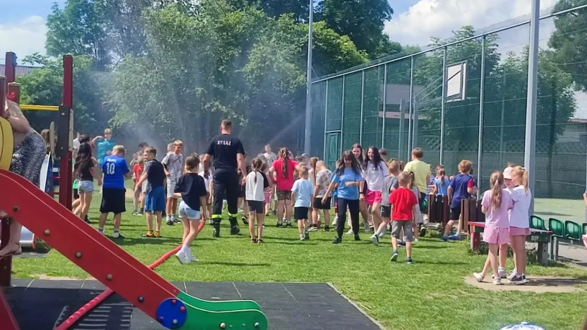 Strażacy z OSP Słupia pod Kępnem ochłodzili uczniów wodną kurtyną
