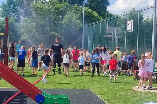 Strażacy z OSP Słupia pod Kępnem ochłodzili uczniów wodną kurtyną