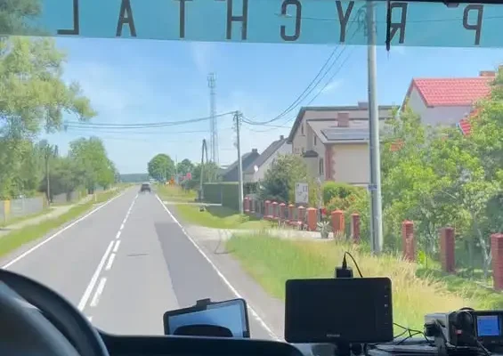 Rozsypany tłuczeń na drodze w Darnowcu – interwencja OSP Rychtal i OSP Drożki
