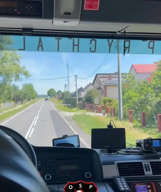 Rozsypany tłuczeń na drodze w Darnowcu – interwencja OSP Rychtal i OSP Drożki