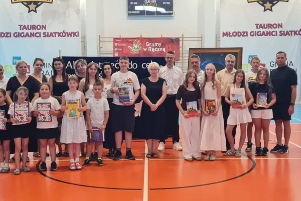 Uroczysty apel w SP Mikołaja Kopernika w Bralinie – nagrodzono najlepszych uczniów