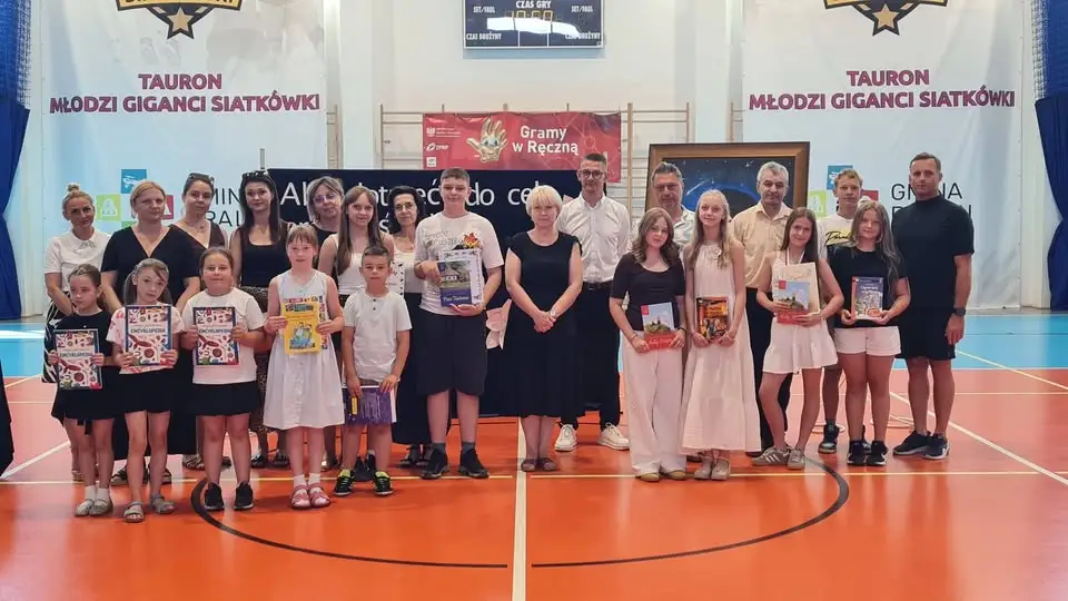 Uroczysty apel w SP Mikołaja Kopernika w Bralinie – nagrodzono najlepszych uczniów