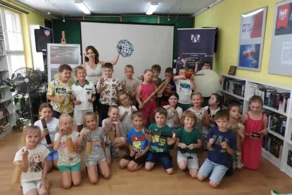 Warsztaty dźwiękowe w bibliotece w Kępnie – muzyczna podróż dla dzieci