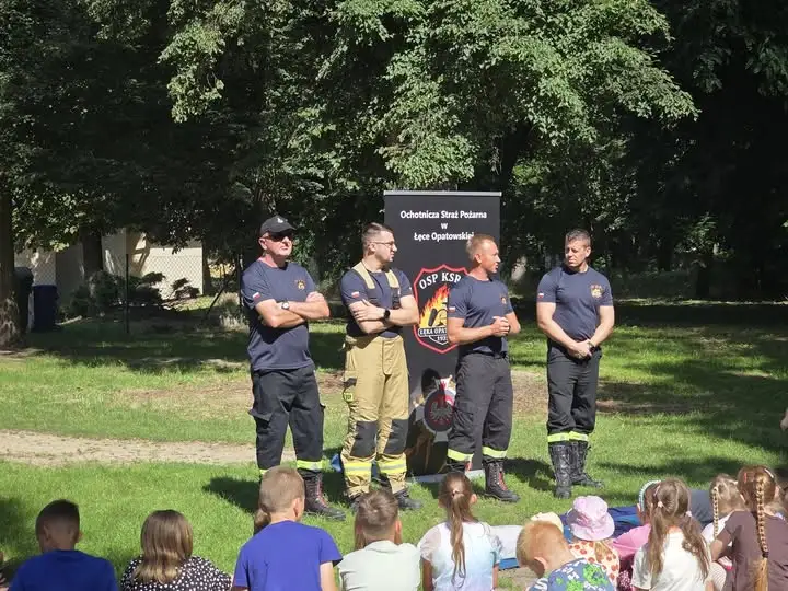 Przedwakacyjna lekcja bezpieczeństwa z udziałem strażaków w Łęce Opatowskiej