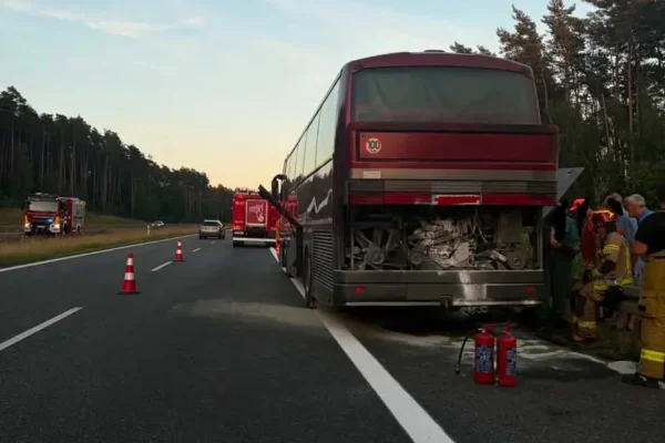 Pożar autobusu na trasie S8 – interweniowały liczne zastępy straży pożarnej