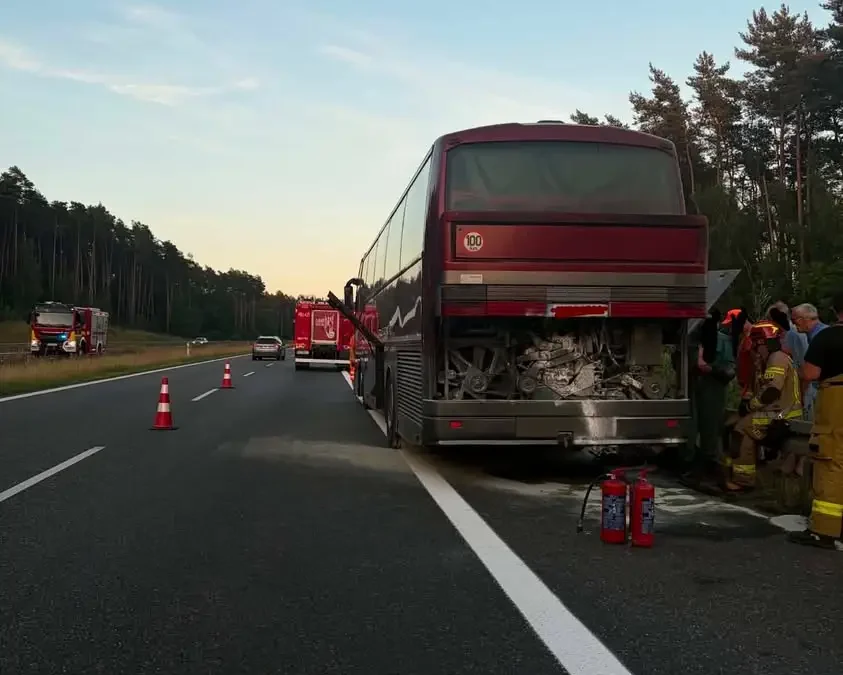Pożar autobusu na trasie S8 – interweniowały liczne zastępy straży pożarnej
