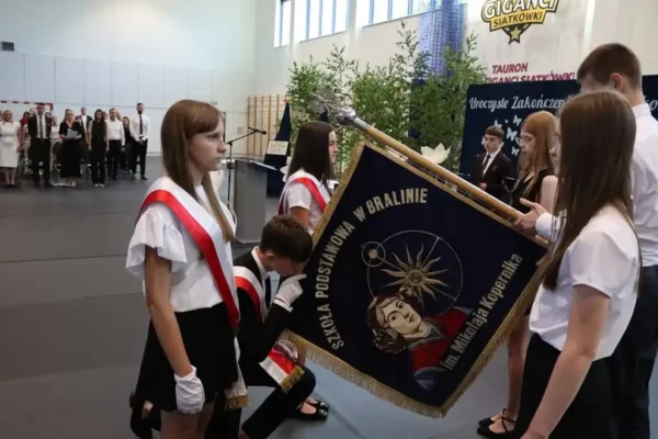 Uroczyste pożegnanie ósmoklasistów w Bralinie