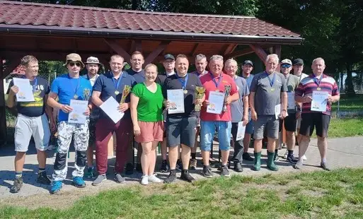 Wędkarskie emocje nad stawem w Nosalach – Puchar Wójta Gminy Bralin rozdany