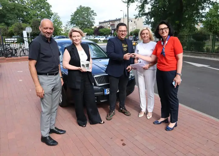 Starostwo przekazało szpitalowi w Kępnie używany samochód służbowy