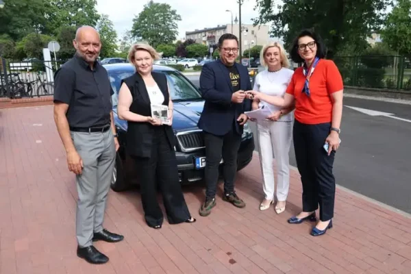 Starostwo przekazało szpitalowi w Kępnie samochód służbowy