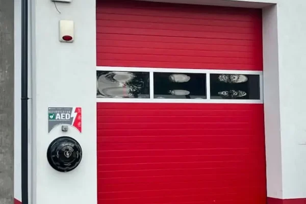 W Grębaninie zamontowano defibrylator AED przy remizie OSP