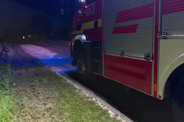 Rozsypana substancja na drodze w Perzowie – interwencja straży pożarnej