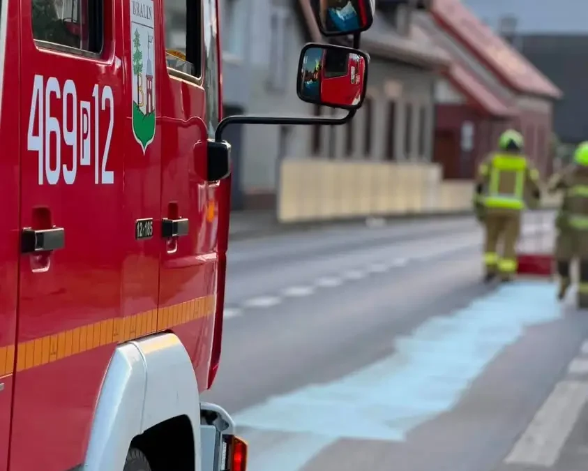 Plama substancji ropopochodnej w Bralinie – interwencja straży pożarnej