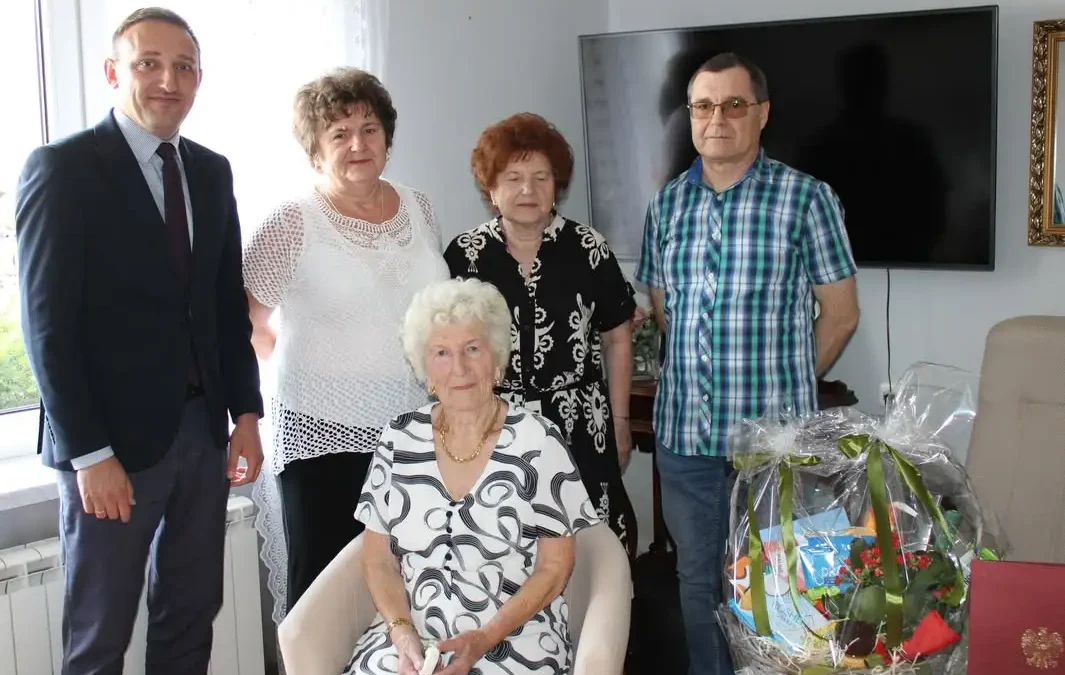 90. urodziny Pani Anny Urbańskiej – wójt złożył życzenia
