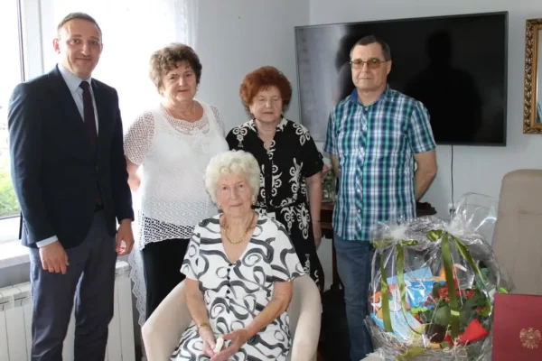 90. urodziny Pani Anny Urbańskiej – wójt złożył życzenia