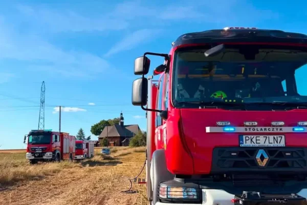 Pożar kombajnu w Bralinie – strażacy walczyli z ogniem na ul. Jabłonkowej