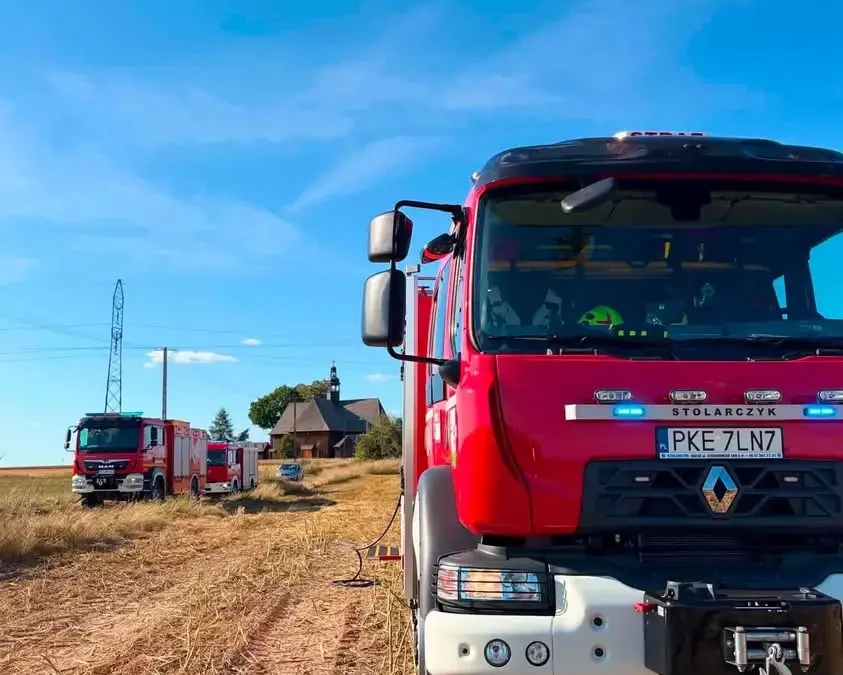 Pożar kombajnu w Bralinie – strażacy walczyli z ogniem na ul. Jabłonkowej