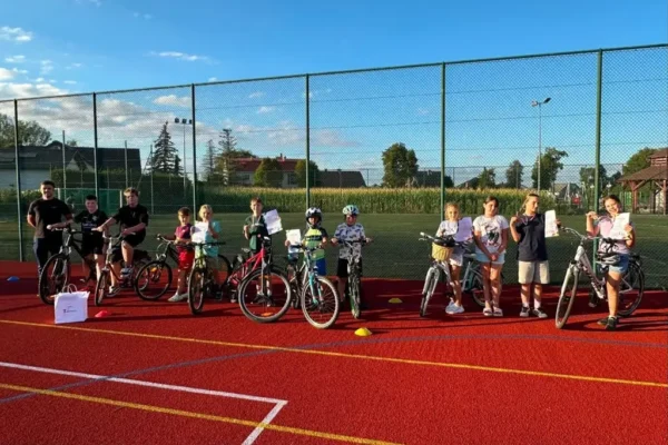 Mini triathlon w Trzcinicy: sportowe emocje na Orliku
