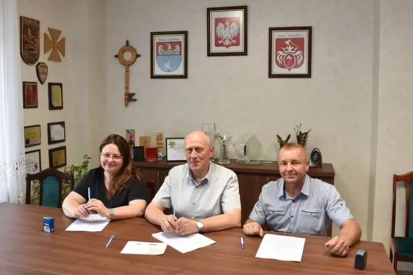 Trzcinica: umowa na dowóz uczniów podpisana