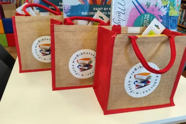 Biblioteka w Perzowie gra dla Mariusza – charytatywne torby niespodzianki podczas festynu