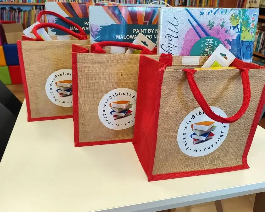 Biblioteka w Perzowie gra dla Mariusza – charytatywne torby niespodzianki podczas festynu