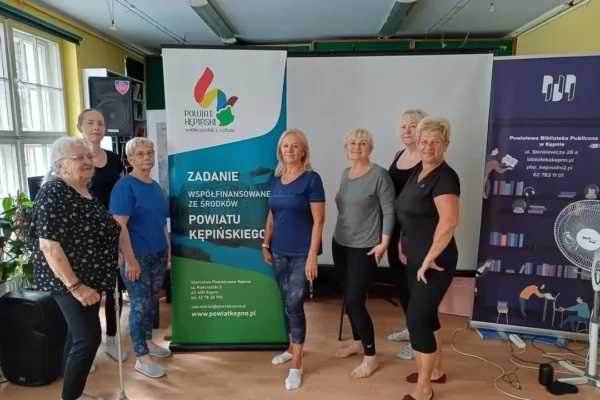 Joga dla seniorów w bibliotece w Kępnie – aktywizacja w ramach projektu „Prężny Senior”