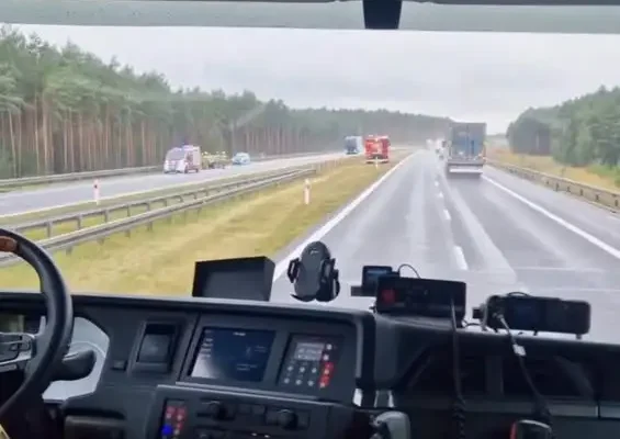 Dachowanie i kolizja na trasie S8 – interwencje służb w powiecie kępińskim