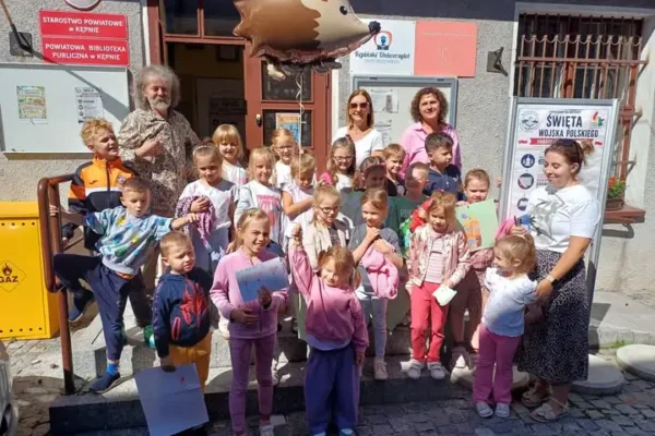 Kolczaste spotkanie w bibliotece w Kępnie – dzieci poznały świat jeży