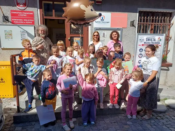 Kolczaste spotkanie w bibliotece w Kępnie – dzieci poznały świat jeży
