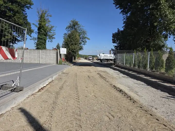 Postęp prac przy budowie ul. Strażackiej w Bralinie