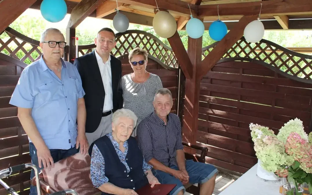 91. urodziny Pani Wiktorii – wójt i kierownik USC z wizytą u jubilatki