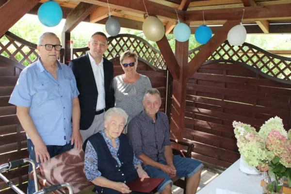 91. urodziny Pani Wiktorii – wójt i kierownik USC z wizytą u jubilatki