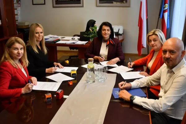 Powiat Kępiński i Gmina Łęka Opatowska podpisały umowę na modernizację dróg
