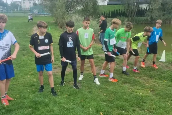 Sztafetowe biegi przełajowe: uczniowie ze Szkoły Podstawowej w Bralinie z medalami