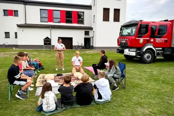 Nocne manewry młodych strażaków z OSP Bralin – nauka, zabawa i integracja