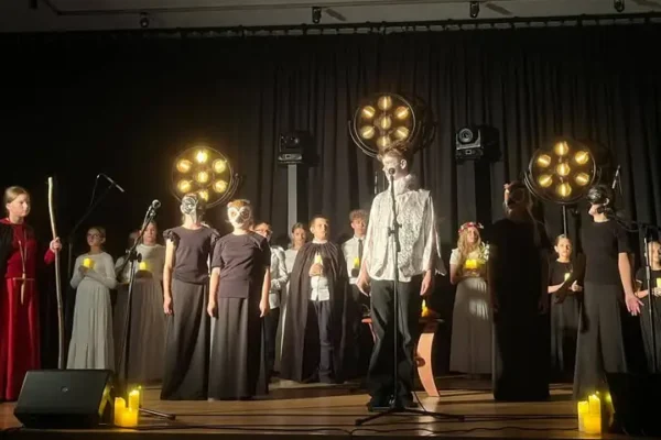 Jubileuszowe Narodowe Czytanie w Perzowie – dziesięć lat tradycji i wyjątkowy wieczór z „Dziadami”