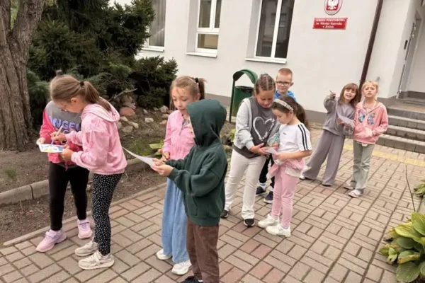 Drugoklasiści z Bralina uczyli się bezpieczeństwa na drodze podczas spaceru