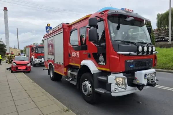 Zderzenie dwóch aut na DK28 w Jaśle – utrudnienia w godzinach szczytu