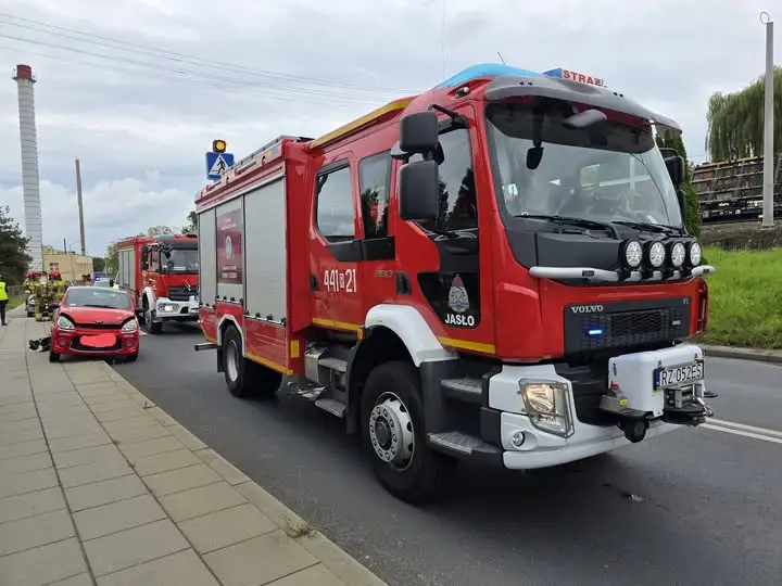 Zderzenie dwóch aut na DK28 w Jaśle – utrudnienia w godzinach szczytu