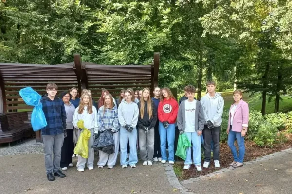 Uczniowie z Kępna włączyli się w 33. edycję Sprzątania Świata pod hasłem „SOS dla wody”