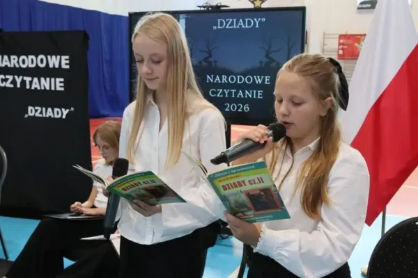 Narodowe Czytanie w Bralinie: „Dziady” Mickiewicza w szkolnej hali