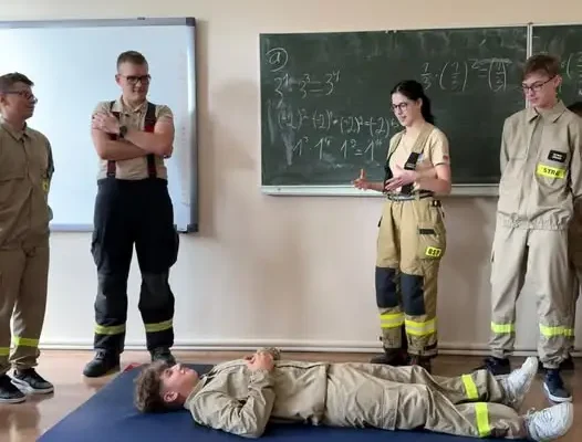 Młodzieżowa Drużyna Pożarnicza z Trzcinicy szkoliła ósmoklasistów z pierwszej pomocy