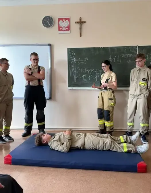 Młodzieżowa Drużyna Pożarnicza z Trzcinicy szkoliła ósmoklasistów z pierwszej pomocy