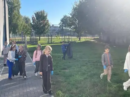Uczniowie ze szkoły w Bralinie posprzątali okolicę w ramach akcji „Sprzątanie świata”